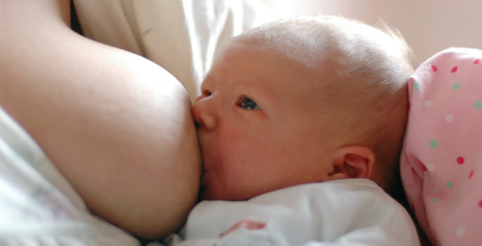 Bebis som blir ammad av sin mamma.
