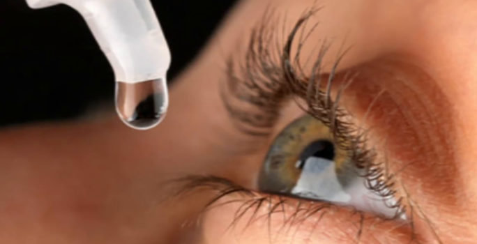 Pollenallergisk som tar hjälp av ögondroppar.